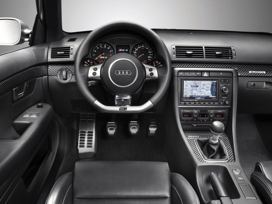 Торпедо Audi RS4 Sedan (B7, 8E) 2005 года  (фото 25 из 48)
